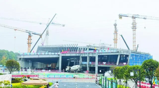 三星堆博物館新館項(xiàng)目建筑面積約5.44萬平方米，地上主體封頂