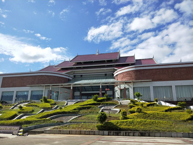 西雙版納民族博物館設(shè)計占地2萬多平，展廳設(shè)計面積4300平方米